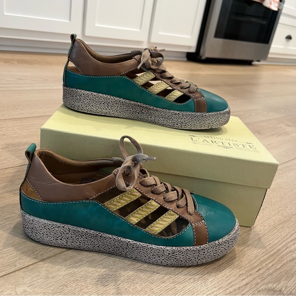 NEW IN BOX L’Artiste Spring Step Porscha Oxford Blue Green Sneaker Size 38